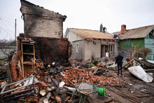 Dom poškodený ruským útokom. FOTO: Reuters