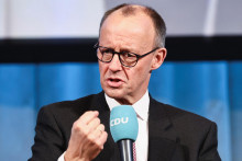 Nemecký konzervatívny kandidát na kancelára a líder strany Kresťanskodemokratická únia (CDU) Friedrich Merz v kampani v nemeckom Halle. FOTO: Reuters