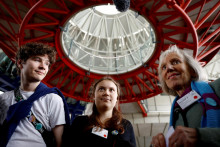 Anton Foley, aktivista za klimatickú spravodlivosť z Fridays For Future, švédska aktivistka Greta Thunberg a Rosmarie Wydler-Walti zo švajčiarskej skupiny starších žien Senior Women for Climate Protection. FOTO: Reuters