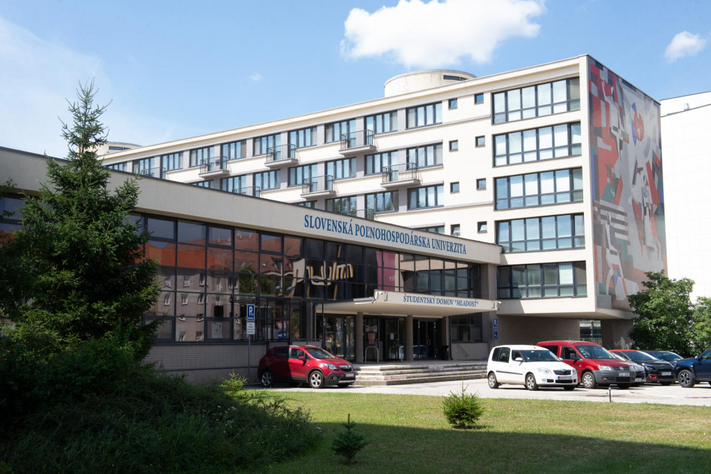 Študentský domov Mladosť,ktorý spadá pod Slovenskú poľnohospodársku univerzitu v Nitre. FOTO: TASR/Henrich Mišovič