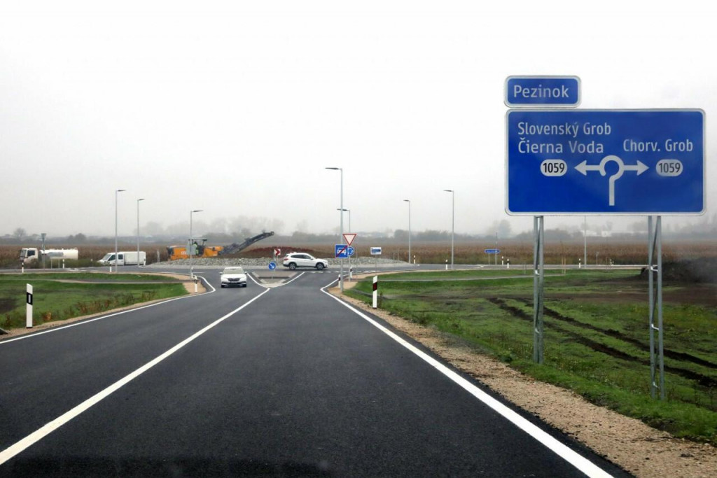 Pokračovanie obchvatu Slovenského a Chorvátskeho Grobu má podľa župy nízku mieru návratnosti. FOTO: Archív HN