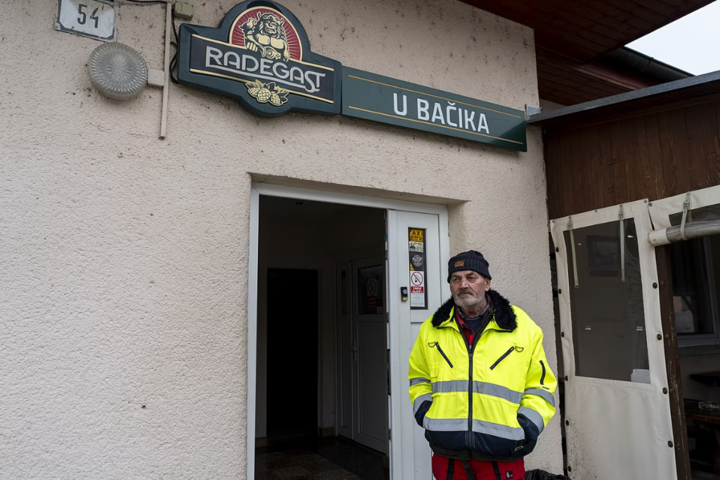 Veľké Dvorany. Dedina neďaleko Topoľčian, kde žije matka Roberta Fica a kam premiér jazdí voliť (13. februára 2025). FOTO: MAFRA/Petr Topič