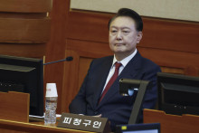 Na archívnej snímke z 23. januára 2025 odvolaný juhokórejský prezident Jun Sok-jol sa zúčastňuje na štvrtom pojednávaní ústavného súdu vo veci jeho impeachmentu – odvolávania z funkcie v Soule. FOTO: TASR/AP