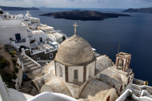 Sopečný ostrovček Nea Kameni z dediny Fira na ostrove Santorini. FOTO: Reuters