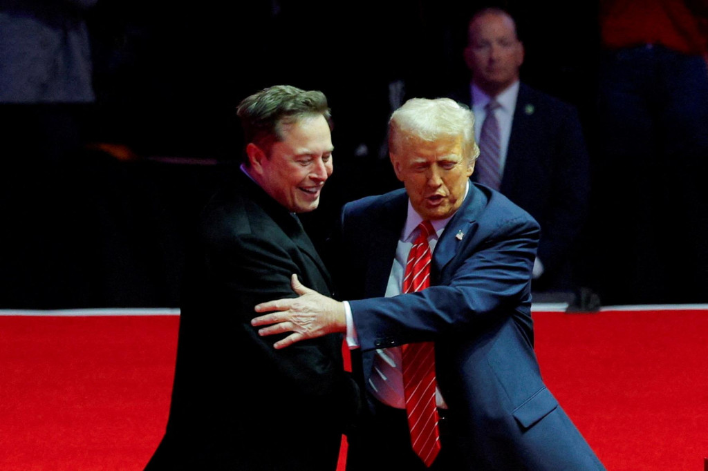 Pre amerického prezidenta Donalda Trumpa je Elon Musk miláčikom, a preto mu dal za úlohu zvýšiť vládnu efektivitu. FOTO: REUTERS