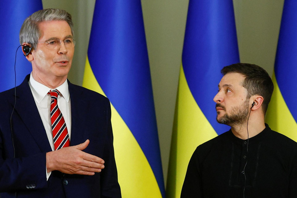 Ukrajinský prezident Volodymyr Zelenskij a americký minister financií Scott Bessent. FOTO: Reuters