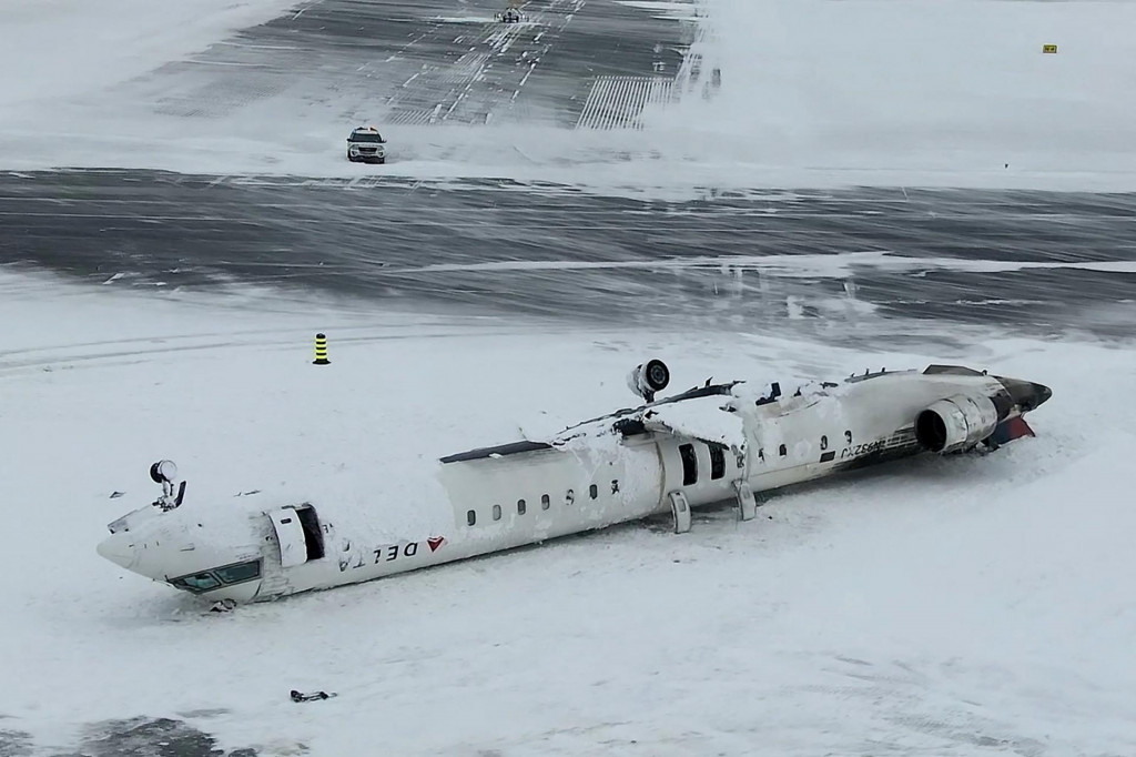 Trosky lietadla CRJ-900 prevádzkovaného spoločnosťou Delta Air Lines na dráhe medzinárodného letiska  v Toronte. FOTO: Reuters