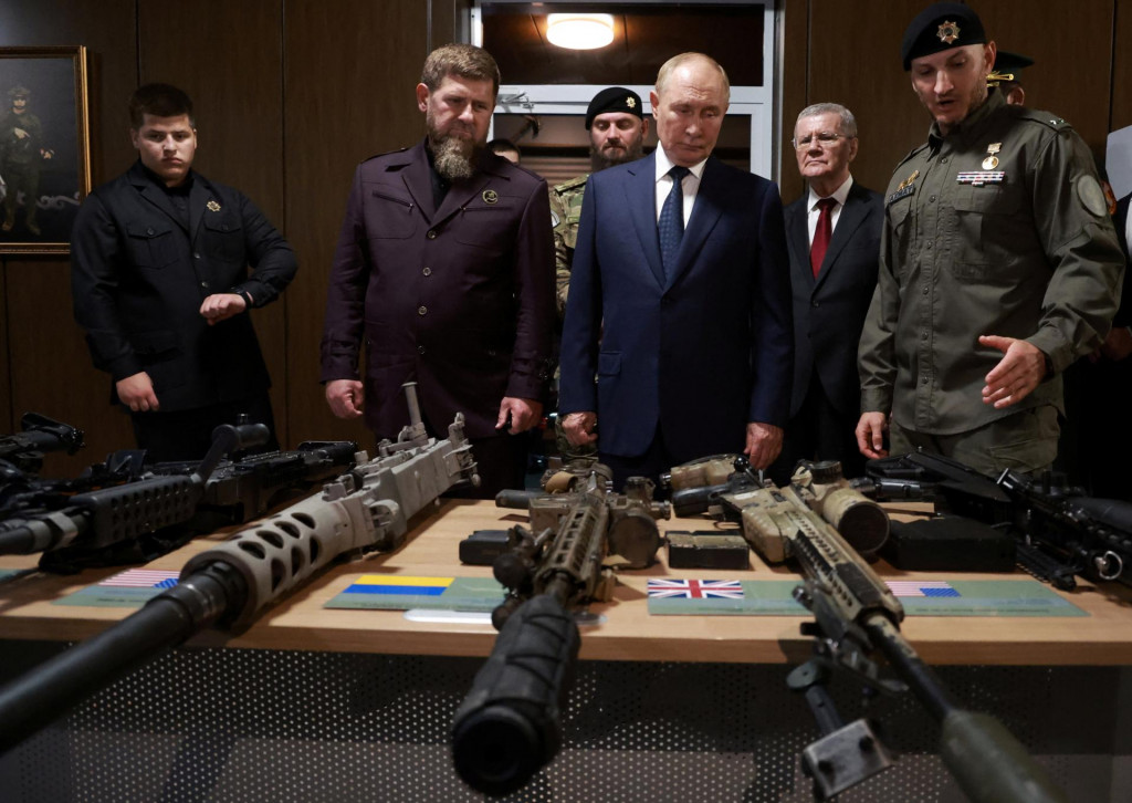 Kadyrov a Putin si prezerajú zbrane údajne ukoristené počas bojov na Ukrajine. Záber vznikol počas Putinovej návštevy Čečenska z augusta 2024. FOTO: Reuters.