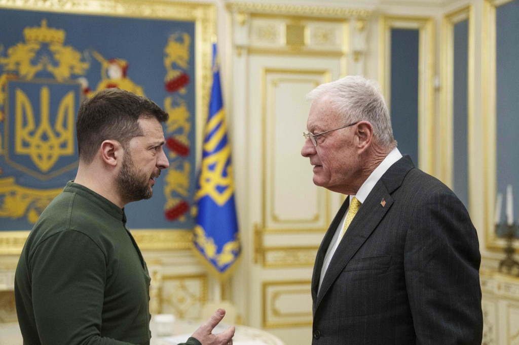 Ukrajinský prezident Volodymyr Zelenskyj (vľavo) víta osobitného vyslanca prezidenta USA Donalda Trumpa pre Ukrajinu a Rusko Keitha Kellogga počas ich stretnutia v Kyjeve. FOTO: TASR/AP