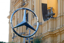 Logo Mercedes-Benz je vidieť na Odeonsplatz, pred kostolom Theatine v Mníchove. FOTO: Reuters