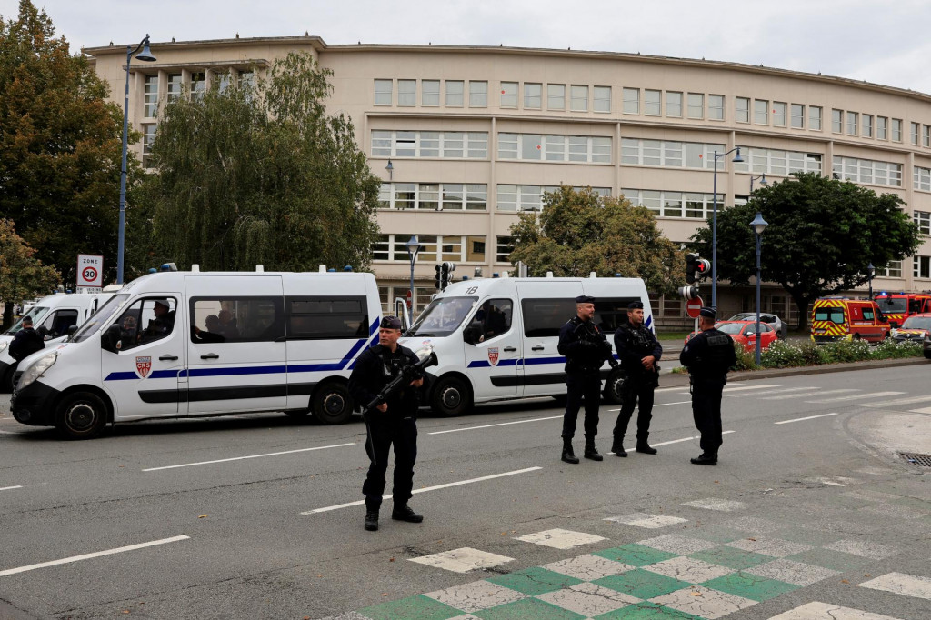 Francúzska polícia zabezpečuje oblasť po tom, čo bol pri útoku nožom na strednej škole Lycee Gambetta-Carnot v Arras v severnom Francúzsku zabitý učiteľ a niekoľko ľudí zranených (13. októbra 2023). FOTO: Reuters