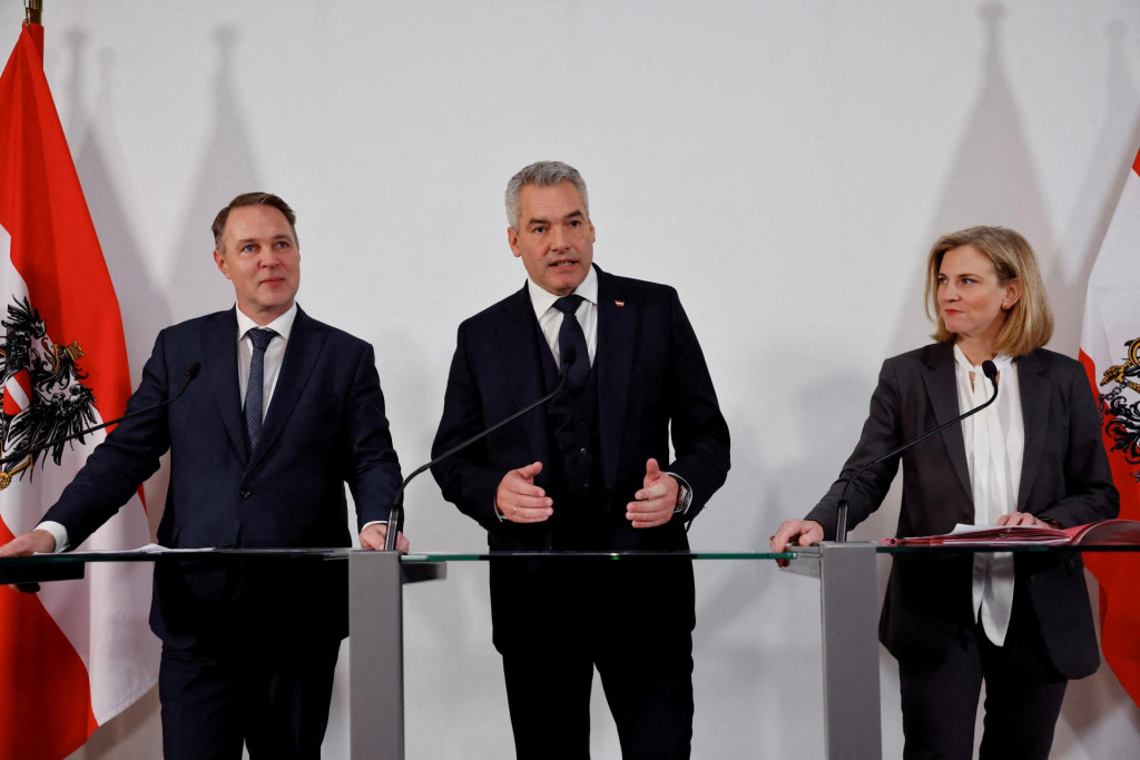 Šéf ľudovcov Karl Nehammer (v strede), predseda sociálnych demokratov Andreas Babler and šéfka liberálov Beate Meinl-Reisingerová. FOTO: Reuters