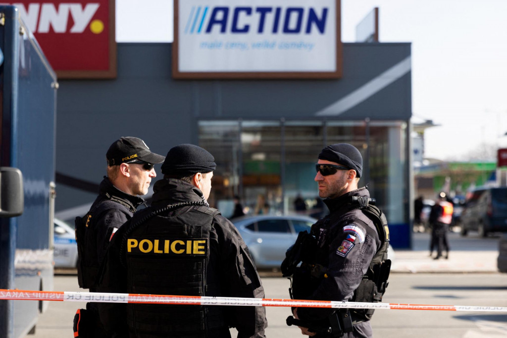 Policajti strážia v nákupnej zóne na mieste, kde pri útoku nožom v Hradci Králové zomreli dve ženy. FOTO: Reuters