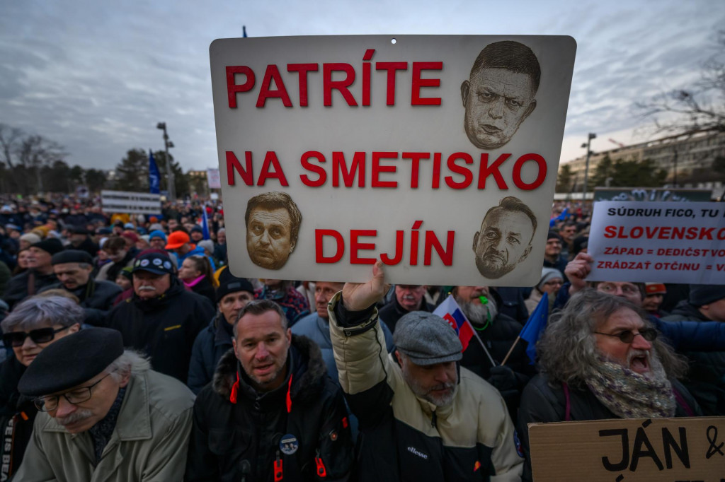 &Uacute;častn&iacute;ci spoločn&eacute;ho zhromaždenia pri pr&iacute;ležitosti 7. v&yacute;ročia vraždy J&aacute;na Kuciaka a Martiny Ku&scaron;n&iacute;rovej a iniciat&iacute;vy Mier Ukrajine v Bratislave v piatok 21. febru&aacute;ra 2025. FOTO: TASR/Jaroslav Nov&aacute;k