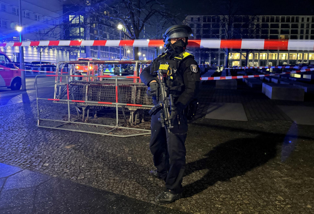 Policajt stráži okolie pamätníka holokaustu. FOTO: REUTERS