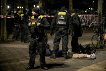 Na snímke policajti, ktorí zadržali predpokladaného páchateľa po útoku pravdepodobne nožom v priestore pamätníka holokaustu v berlínskej štvrti Mitte. FOTO: TASR/AP