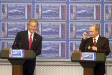 Prezidenti USA a Ruska George Bush a Vladimir Putin 24. februára 2005 po skončení rusko-amerického summitu na Bratislavskom hrade. FOTO: TASR/Štefan Puškáš