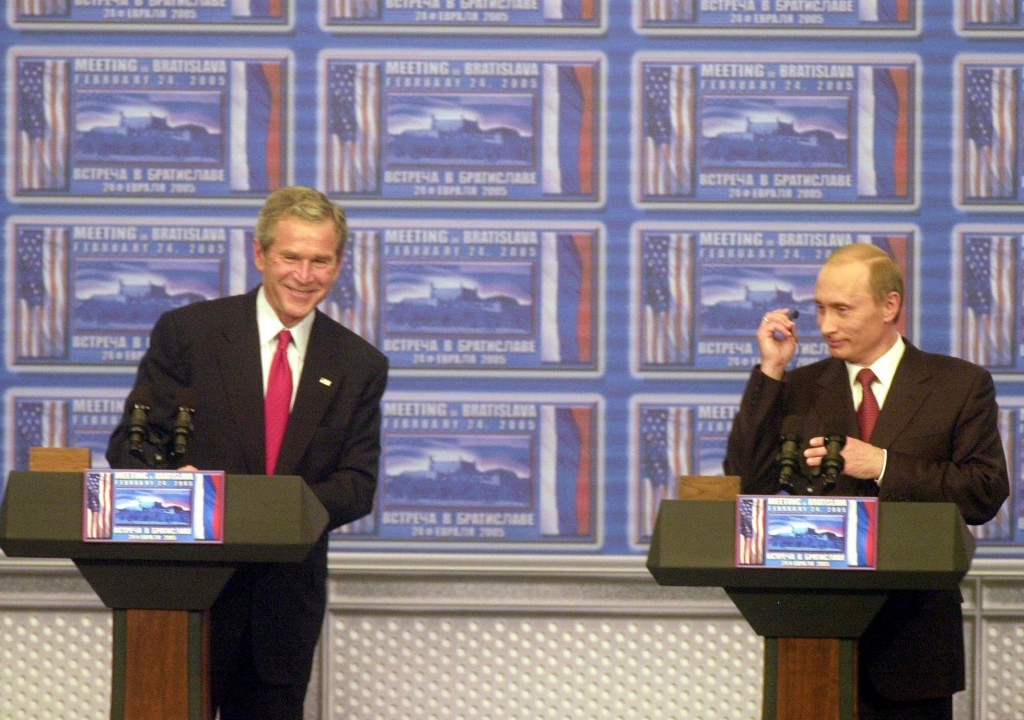 Prezidenti USA a Ruska George Bush a Vladimir Putin 24. februára 2005 po skončení rusko-amerického summitu na Bratislavskom hrade. FOTO: TASR/Štefan Puškáš