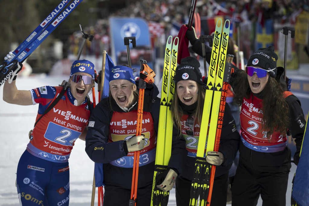 Francúzky Julia Simonová, Justine Braisazová-Bouchetová, Océane Michelonová a Lou Jeanmonnotová sa tešia z víťazstva v štafete žien na 4x6 km na MS v biatlone vo švajčiarskom Lenzerheide 22. februára 2025. FOTO: TASR/AP