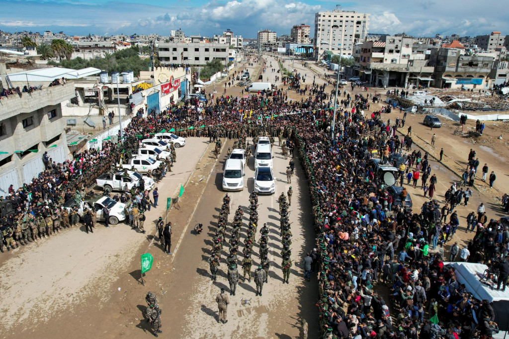Pohľad z dronu ukazuje Palestínčanov a militantov z Hamasu, ktorí sa zhromažďujú v deň prepustenia Eliya Cohena, Omera Shema Tova a Omera Wenkerta, rukojemníkov zadržiavaných v Gaze od smrtiaceho útoku 7. októbra 2023 v rámci prímeria a dohody o výmene rukojemníkov a väzňov medzi Hamasom a Izraelom. FOTO: REUTERS