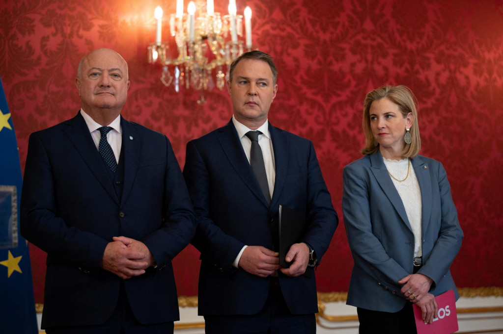 Šéf ÖVP Christian Stocker, predseda sociálnych demokratov Andreas Babler and šéfka strany NEOS Beate Meinl-Reisingerová. FOTO: REUTERS