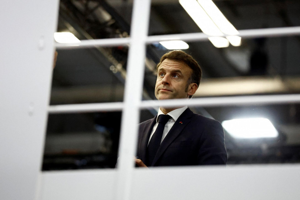 Francúzsky prezident Emmanuel Macron reaguje po telefonáte s ministrom vnútra Brunom Retailleauom o útoku nožom v Mulhouse. FOTO: REUTERS