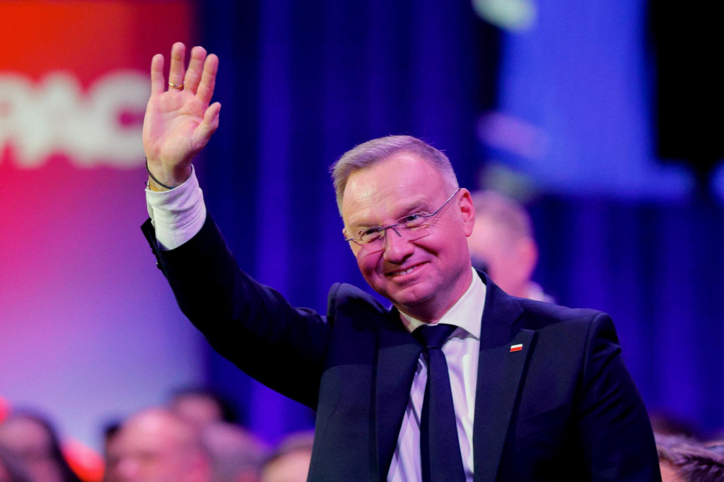 Poľský prezident Andrzej Duda máva na výročnom stretnutí Konzervatívnej politickej akčnej konferencie (CPAC) v USA. FOTO: REUTERS
