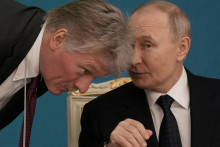 Ruský prezident Vladimir Putin sa rozprával s hovorcom Kremľa Dmitrijom Peskovom. FOTO: Reuters