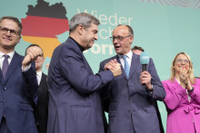 Líder Kresťansko-sociálnej únie a bavorský premiér Markus Södera predseda Kresťanskodemokratickej únie Nemecka Friedrich Merz si podávajú ruky. FOTO: TASR/AP