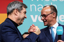 Nemecký konzervatívny kandidát na kancelára a líder Kresťanskodemokratickej únie Friedrich Merz oslavuje s bavorským krajinským premiérom a lídrom Kresťanskosociálnej únie Markusom Soederom. FOTO: Reuters