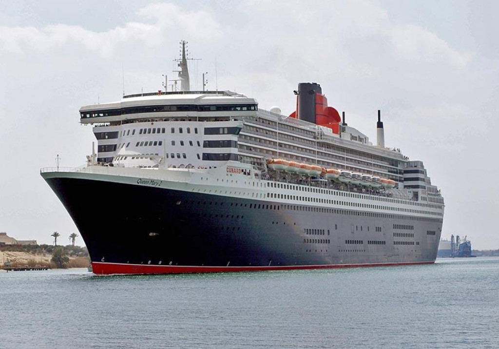 Luxusná osobná dopravná loď Queen Mary 2 pri plavbe Suezským prieplavom. FOTO: Wikimedia Commons