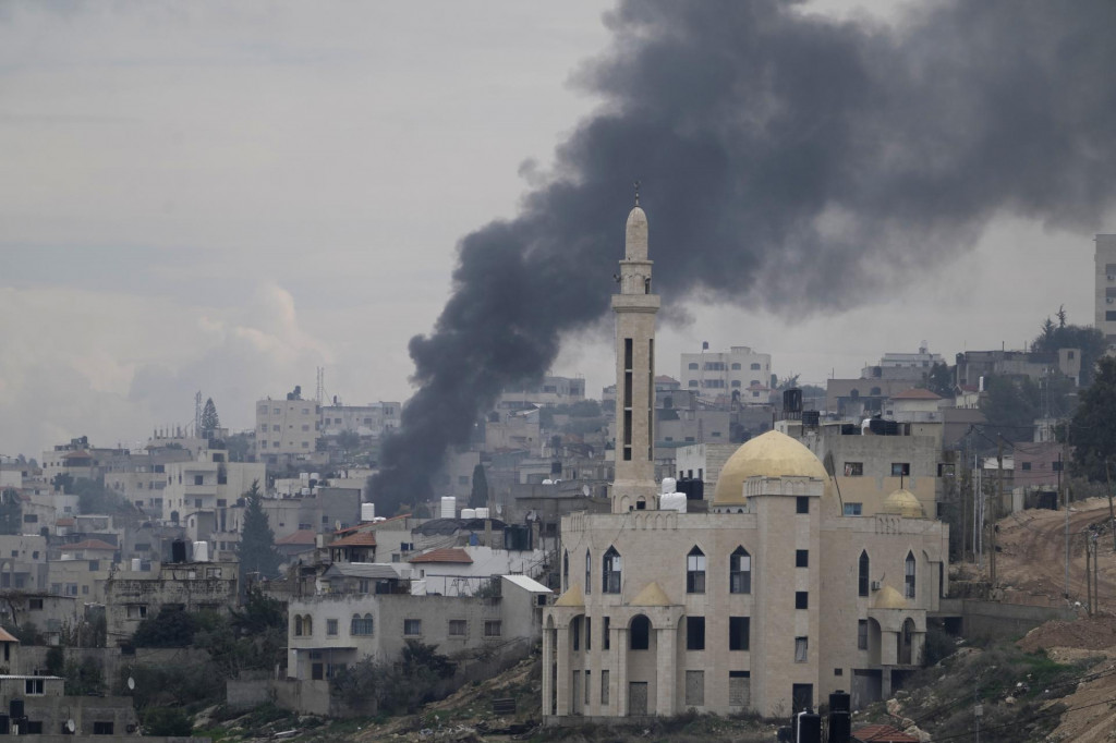 Dym stúpa po explózii počas vojenskej operácie Izraela v utečeneckom tábore v meste Džanín, na Západnom brehu Jordánu. FOTO: TASR/AP