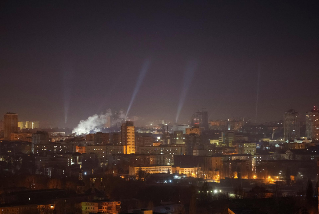 Ukrajinský personál používa svetlomety pri hľadaní dronov na oblohe nad mestom počas útoku ruských bezpilotných lietadiel. FOTO: Reuters