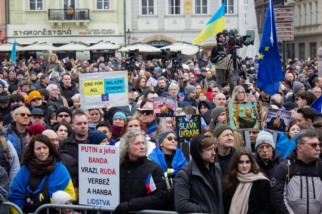 Zhromaždenie na Staromestskom námestí v Prahe na podporu Ukrajiny, ktoré sa uskutočnilo deň pred tretím výročím začiatku ruskej invázie na Ukrajinu. FOTO: TASR/Barbora Vizváryová
