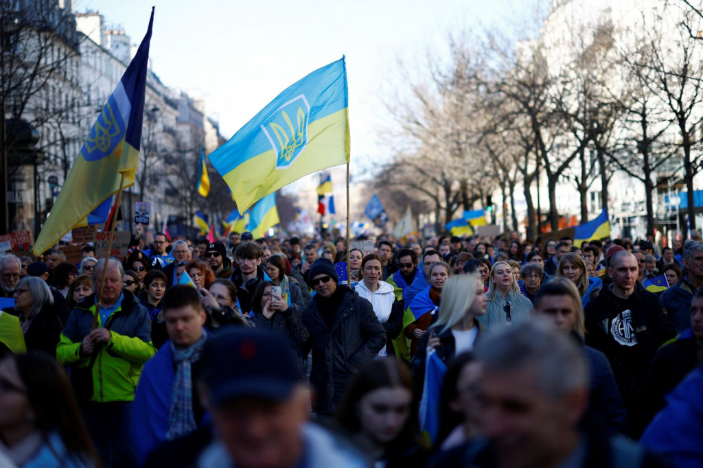 Ľudia protestujú v predvečer tretieho výročia ruskej invázie na Ukrajinu vo francúzskom Paríži. FOTO: Reuters
