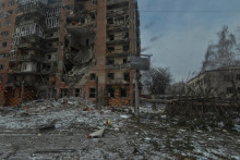 Bytový dom poškodený ruskými vojenskými údermi v Pokrovsku na Ukrajine. FOTO: Reuters