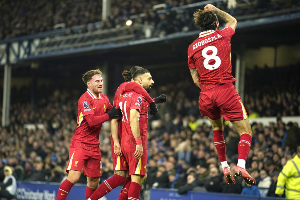 Viac ako častý obrázok v tejto sezóne. Radosť hráčov Liverpoolu po strelenom góle. FOTO: TASR/AP