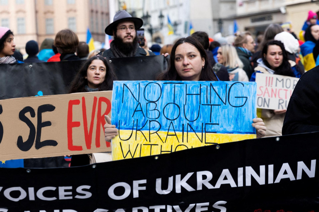 Protest pri príležitosti trojročného výročia ruskej invázie na Ukrajinu na Staromestskom námestí v Prahe. FOTO: Reuters