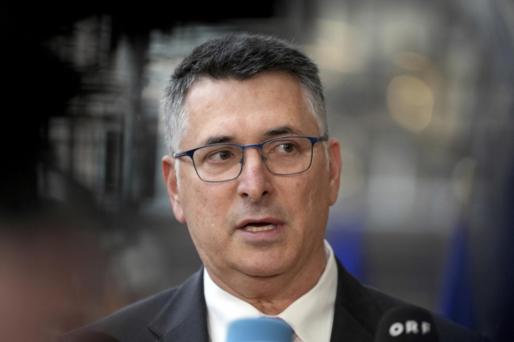 Izraelský minister zahraničných vecí Gideon Saar odpovedá na otázky novinárov pred rokovaním s európskymi partnermi v rámci zasadnutia Asociačnej rady EÚ-Izrael. FOTO: TASR/AP