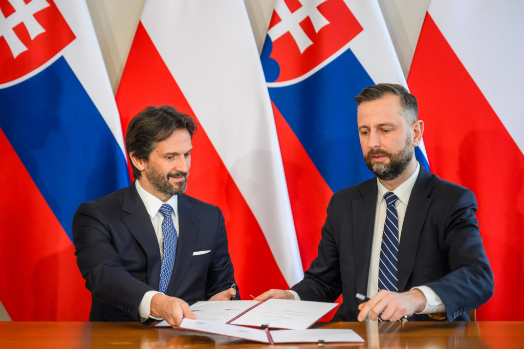 Na snímke zľava vicepremiér a minister obrany SR Robert Kaliňák (Smer-SD) počas podpisu predbežnej dohody o spolupráci pri dodávkach munície pre poľskú armádu po stretnutia s poľským rezortným kolegom Wladyslawom Kosiniakom-Kamyszom vo Varšave 24. februára 2025. FOTO TASR