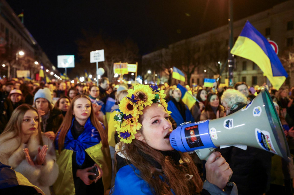 Priaznivci Ukrajiny sa zišli v Berlíne pri príležitosti tretieho výročia ruskej invázie na Ukrajinu. FOTO: Reuters