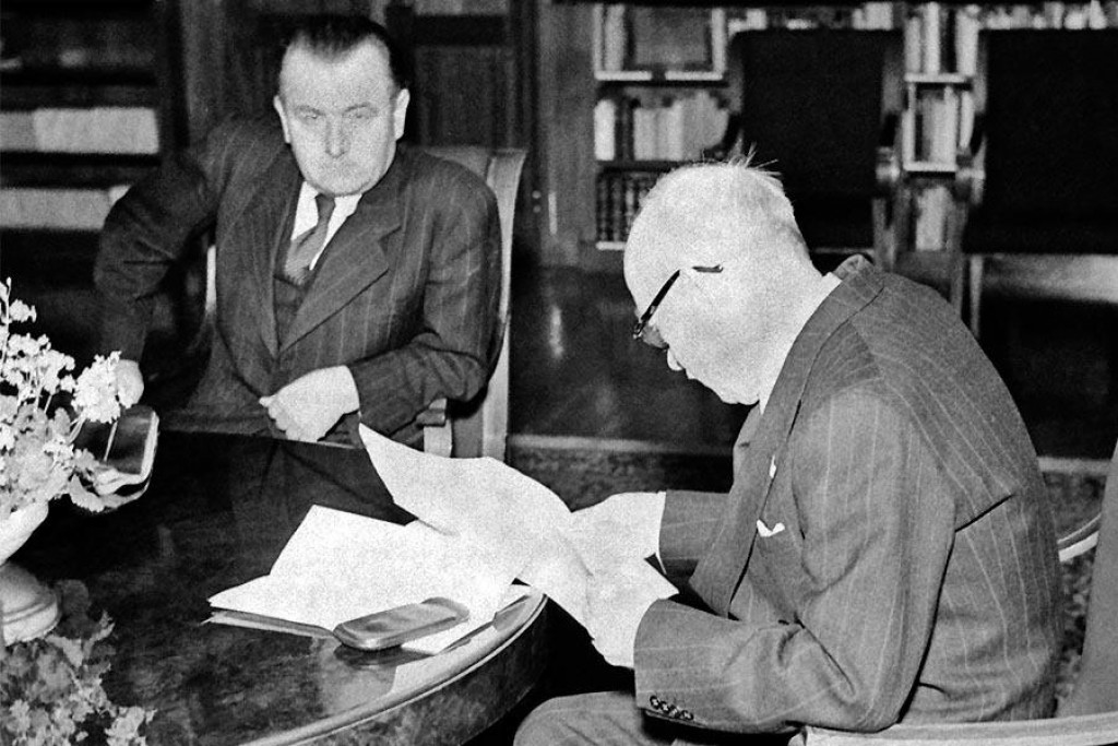 Klement Gottwald (vľavo) počas jednej z návštev u Edvarda Beneša na Pražskom hrade počas vládnej krízy vo februári 1948. Komunistický premiér vyvíjal na prezidenta neustále nátlak a napokon dosiahol svoje.