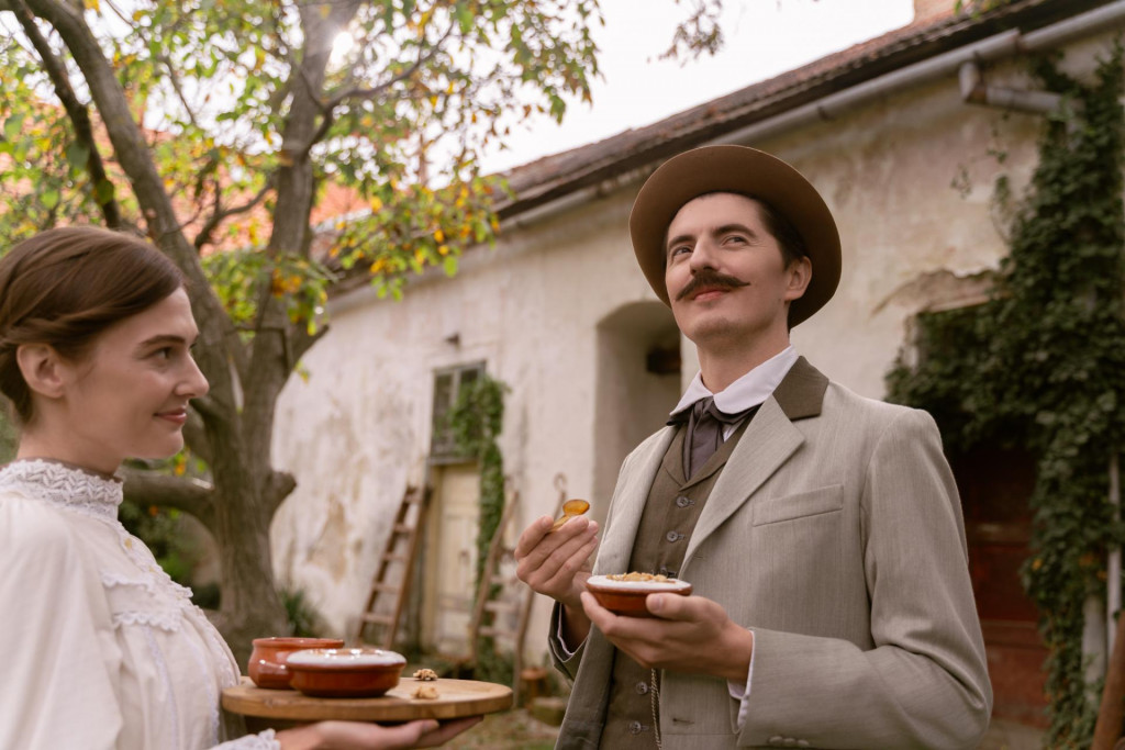 Bánovecká mliekareň prichádza s pokračovaním reklamného spotu Chuť jedna báseň. V novom krátkom poetickom filme sa na scénu vracia Janko Jesenský a verše Mirky Ábelovej.