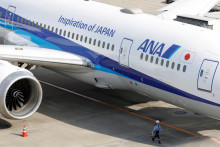 ANA plánuje zaobstarať 30 lietadiel od spoločnosti Boeing, 27 lietadiel od Airbusu a 20 lietadiel Embraer. FOTO: Reuters
