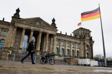 Nemecký štát ťažil z rastúcich príjmov, ktoré v roku 2024 prvýkrát prekročili hranicu dvoch biliónov eur. FOTO: Reuters