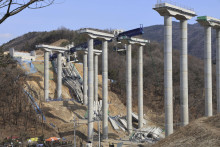 Zrútený most na stavbe diaľnice v juhokórejskom Čchonane. FOTO: TASR/AP