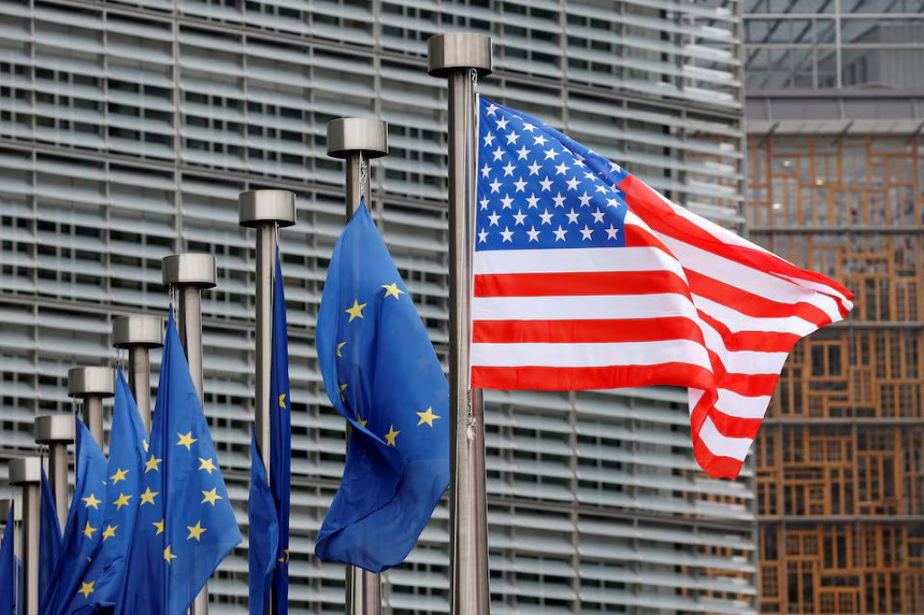 Hovorca Európskej komisie Thomas Regnier uviedol, že EÚ nesúťaží s USA. FOTO: Reuters