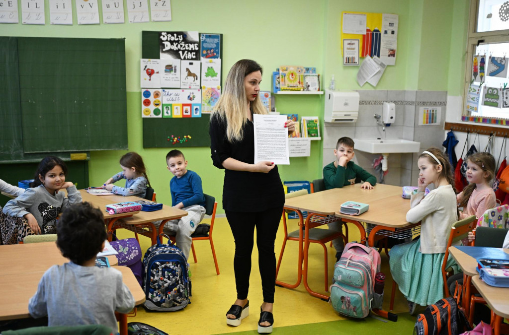Triedna učiteľka odovzdáva prvákom výpisy slovného hodnotenia za prvý polrok školského roku 2024-2025 na Základnej škole Ľudovíta Fullu v Košiciach. FOTO: TASR/František Iván