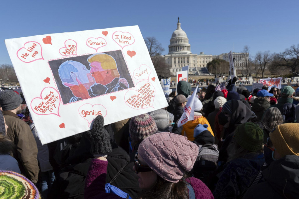 Demonštranti protestujú pred Kapitolom vo Washingtone proti administratíve šéfa Bieleho domu Donalda Trumpa. FOTO: TASR/AP