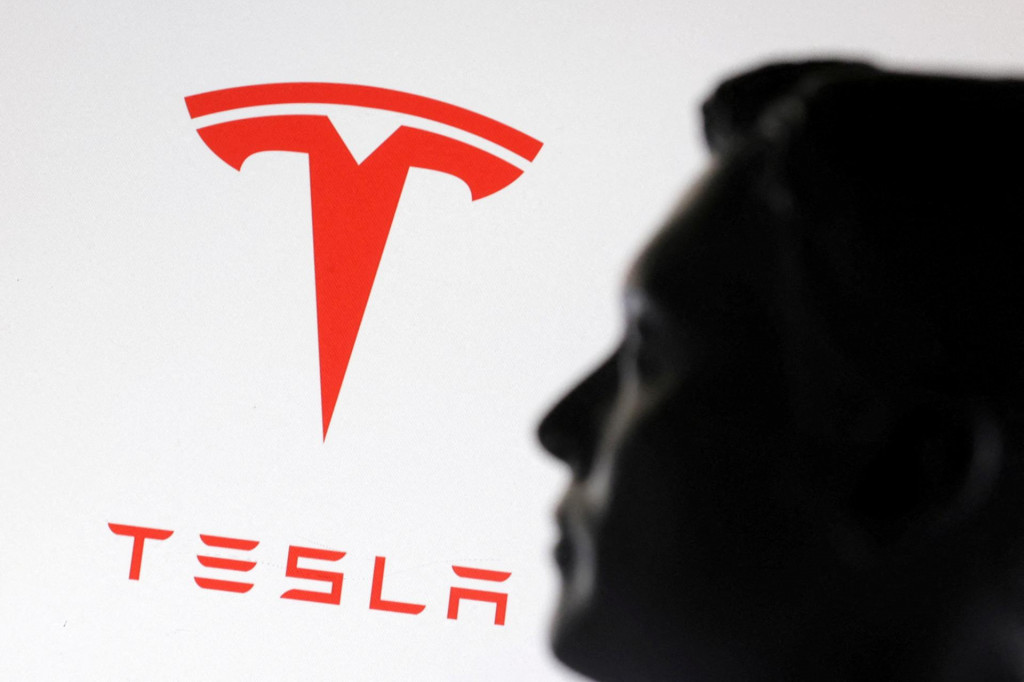 Politická angažovanosť Elona Muska jeho automobilke značky Tesla vyslovene škodí. FOTO: REUTERS